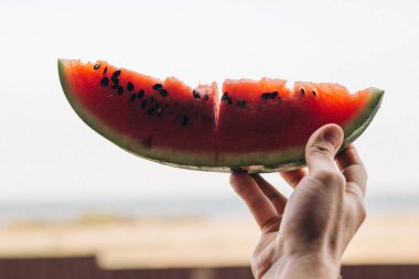 bir dilim karpuz bir adamın elinde yakın çekim
