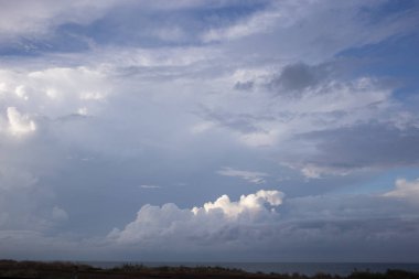 Cumulus bulutları ve gökyüzünde güneş