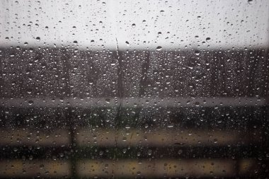 Pencere görünümü şiddetli yağmur, camına doğal yağmur damlaları ile bulanık