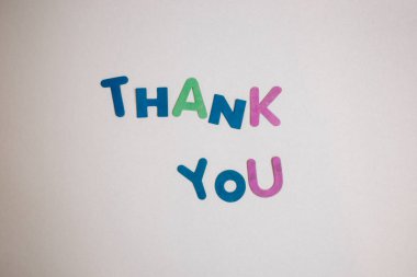 Renkli harfler teşekkür ederim hafif arka planda, üstten görünüm