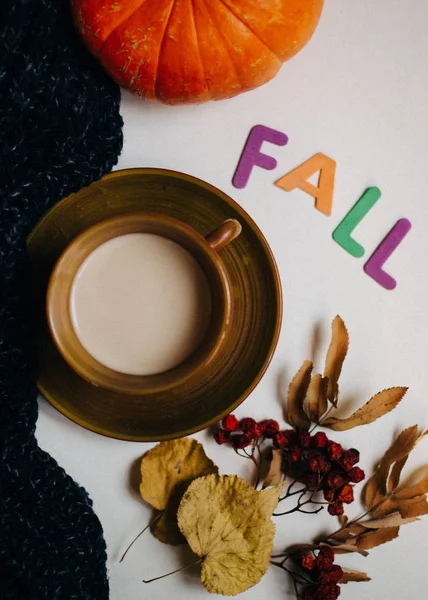 Letras Coloridas Caída Bufanda Tejida Caliente Taza Café Con Arce — Foto de Stock