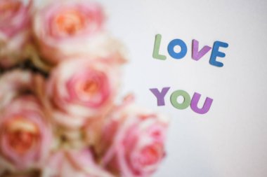 ı love you renkli harfler ve gül buketi - arka plan seviyorum