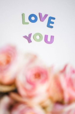 ı love you renkli harfler ve gül buketi - arka plan seviyorum