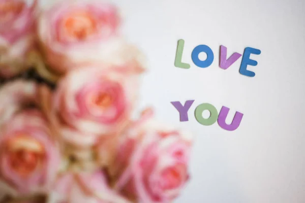 Letras Coloridas Amo Você Rosas Buquê Fundo Amor — Fotografia de Stock