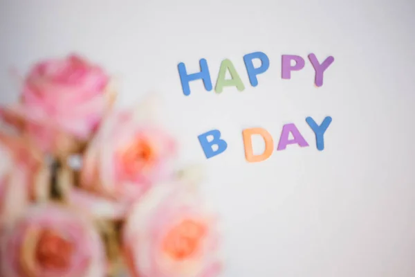 Cartas Coloridas Feliz Aniversário Buquê Rosas Fundo Congratulação — Fotografia de Stock