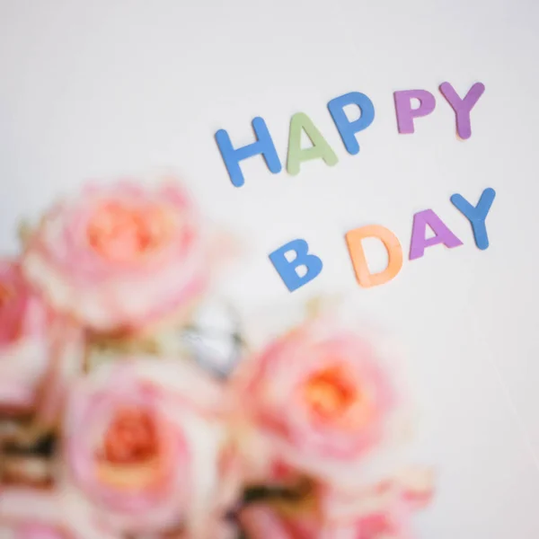 Cartas Coloridas Feliz Aniversário Buquê Rosas Fundo Congratulação — Fotografia de Stock