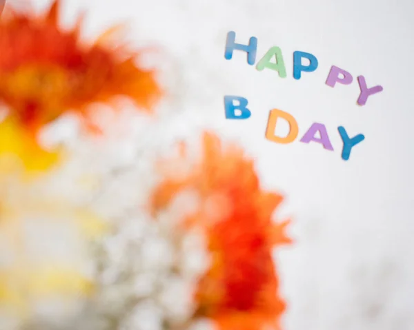 Letras Coloridas Feliz Aniversário Gerbera Buquê Fundo Congratulação — Fotografia de Stock