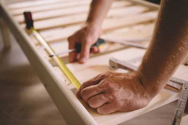 Fechar Mãos Homem Homem Parafusa Uma Chave Fenda Instrução Construção — Fotografia de Stock