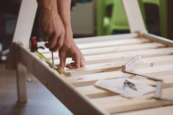 Cerrar Las Manos Hombre Hombre Atornilla Destornillador Instrucción Construcción Ruleta — Foto de Stock