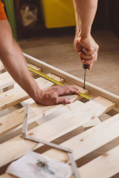 Cerrar Las Manos Hombre Hombre Atornilla Destornillador Instrucción Construcción Ruleta — Foto de Stock