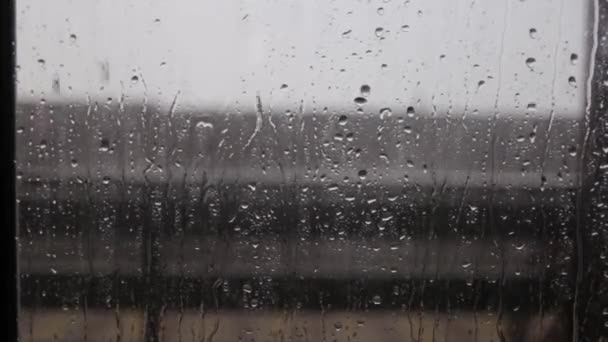 Fensterblick Verschwommen Bei Starkem Regen Natürliche Regentropfen Auf Glas — Stockvideo