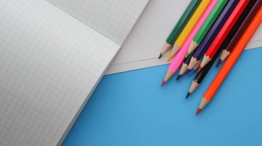 Doğrudan yukarıda atış, renkli kalem tarafından kitap mavi arka plan