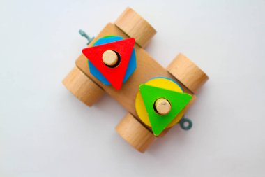 Üstten görünüm beyaz zemin ahşap trende. Oyuncak renkli detaylarını bebek dikkat çekmek.