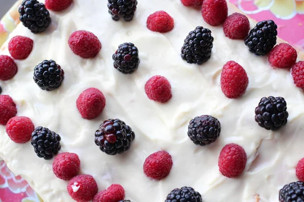 Kuchen Mit Geschlagener Weißer Sahne Frischen Blaubeeren Brombeeren Und Himbeeren — Stockfoto