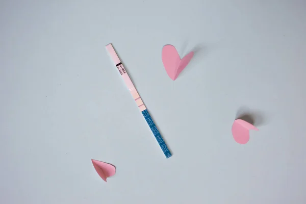 Test Gravidanza Positivo Con Due Strisce Cuori Rosa Sfondo Blu — Foto Stock