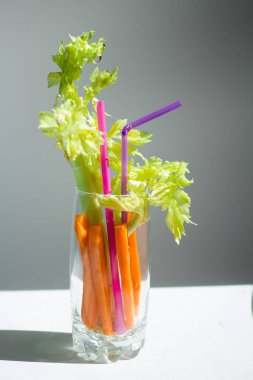 havuç, kereviz ve salatalık kokteyl, sağlıklı gıda, sert ışık