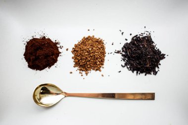 Doğal kahve, hazır kahve, çay ve masanın üzerine bir kaşık
