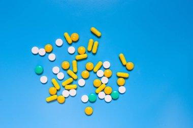 Renk kapsül. Kopyalama alanı desen tıp hapları mavi arka plan üstünde göster