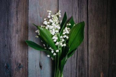 Lily vadi eski ahşap zemin üzerine