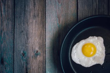 ahşap masa, Kahvaltı, üstten görünüm üzerinde bir tavada kızarmış yumurta