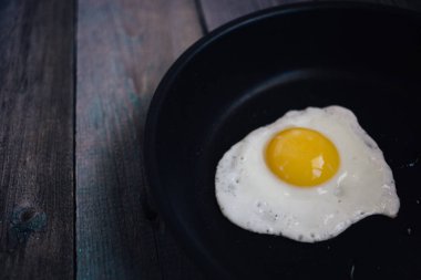 ahşap masa, Kahvaltı, üstten görünüm üzerinde bir tavada kızarmış yumurta