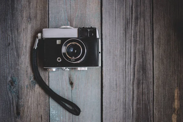 Vintage Kamera Von Oben Auf Dunklem Holzhintergrund — Stockfoto