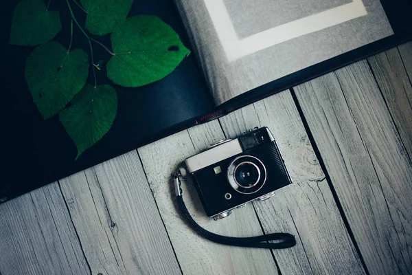 Oldtimer Kamera Ein Altes Fotoalbum Auf Weißem Holzgrund — Stockfoto