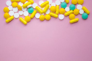 renkli antibiyotik kapsül hap tabletler kadar kapalı pembe arka plan izole, kopyalama alanı