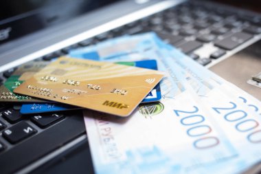 Moskova, Rusya - 08 28 2018: laptop klavye üzerinde banknot Rus ruble ve kredi kartları vardır
