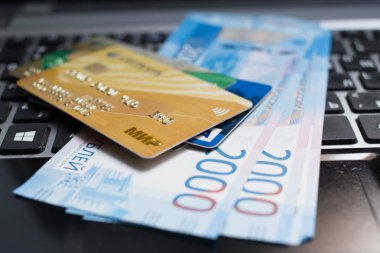 Moskova, Rusya - 08 28 2018: laptop klavye üzerinde banknot Rus ruble ve kredi kartları vardır
