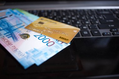 Moskova, Rusya - 08 28 2018: laptop klavye üzerinde banknot Rus ruble ve kredi kartları vardır