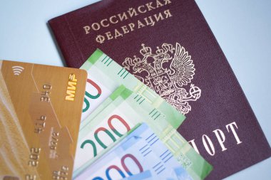 Moscow, Rusya Federasyonu-08 28 2018: Rus pasaportu. Rus yeni 2000 Rublesi cinsinden senetlerin de dahil olmak üzere para birimi. Mir kredi sepeti