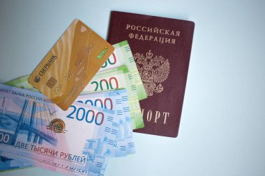 Moscow, Rusya Federasyonu-08 28 2018: Rus pasaportu. Rus yeni 2000 Rublesi cinsinden senetlerin de dahil olmak üzere para birimi. Mir kredi sepeti