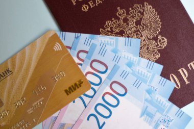 Moscow, Rusya Federasyonu-08 28 2018: Rus pasaportu. Rus yeni 2000 Rublesi cinsinden senetlerin de dahil olmak üzere para birimi. Mir kredi sepeti