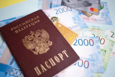 Moscow, Rusya Federasyonu-08 28 2018: Rus pasaportu. Rus yeni 2000 Rublesi cinsinden senetlerin de dahil olmak üzere para birimi. Mir kredi kartı