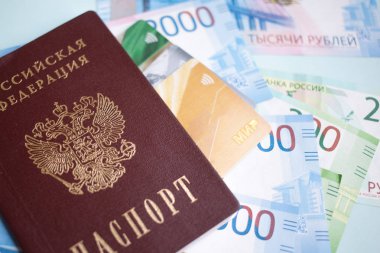 Moscow, Rusya Federasyonu-08 28 2018: Rus pasaportu. Rus yeni 2000 Rublesi cinsinden senetlerin de dahil olmak üzere para birimi. Mir kredi kartı