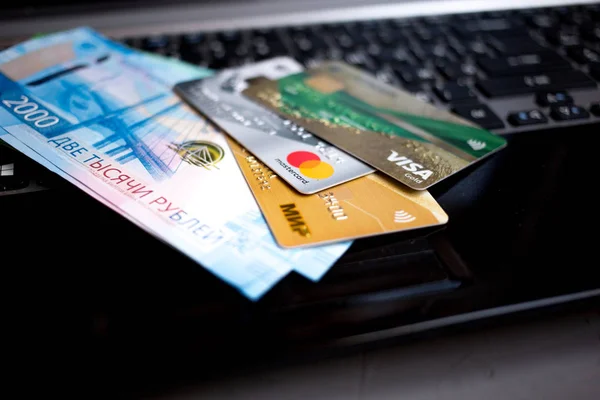Moskova, Rusya - 08 28 2018: laptop klavye üzerinde banknot Rus ruble ve kredi kartları vardır