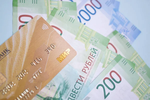 Moskova, Rusya - 08 28 2018: banknotlar Rus ruble ve mavi arka plan üzerinde kredi kartları