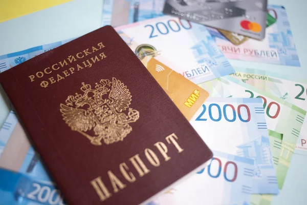 Moscow, Rusya Federasyonu-08 28 2018: Rus pasaportu. Rus yeni 2000 Rublesi cinsinden senetlerin de dahil olmak üzere para birimi. Mir kredi kartı