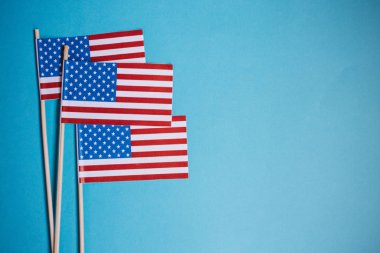 Minyatür kağıt bayrak ABD. Mavi zemin üzerine Amerikan bayrağı.