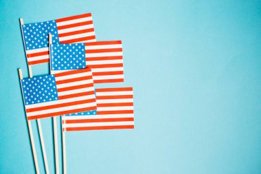 Minyatür kağıt bayrak ABD. Mavi zemin üzerine Amerikan bayrağı.