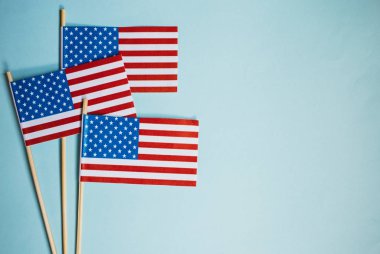 Minyatür kağıt bayrak ABD. Mavi zemin üzerine Amerikan bayrağı.