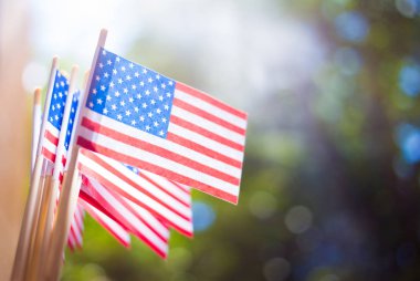 Minyatür kağıt ABD bayrakları. Bulanık arka plan açık havada Amerikan bayrağı