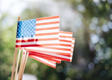 Minyatür kağıt ABD bayrakları. Bulanık arka plan açık havada Amerikan bayrağı
