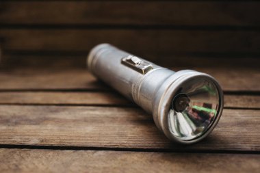 ahşap arka plan üzerinde eski metal el feneri kapat