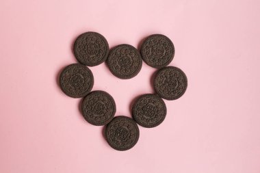 Moskova, Rusya - 10 23 2018. Oreo çerezler pembe arka plan üzerinde kalp şeklinde