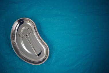 mavi arka plan üzerinde üstten görünüm içinde belgili tanımlık tepsi tıp aletleri, tek kullanımlık eldiven. Sağlık, uzun ömürlü