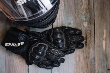 Fryazino, Rusya - 06 18 2018: Motosiklet binici aksesuarları. kask ve eldiven ahşap masa, üstten görünüm