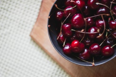Taze kiraz havlu arka plan üzerinde plaka üzerinde. taze olgun kiraz. tatlı kiraz.