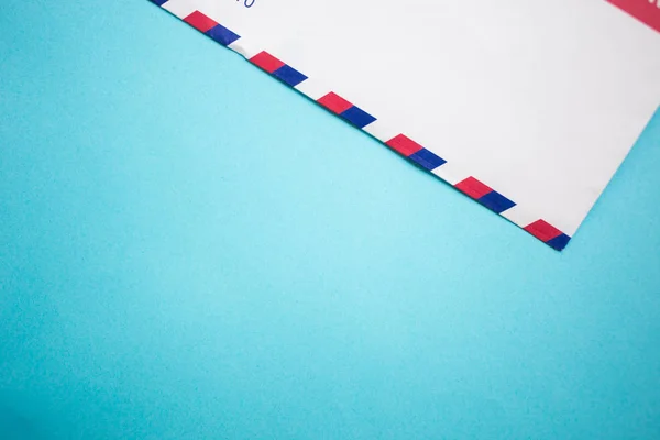 Hava Posta Zarf Mektubu Üzerinde Mavi Arka Plan Kopya Alanı — Stok fotoğraf
